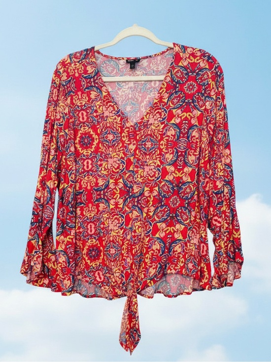 torrid Tops - Red Floral V-Neck Tie-Hem Top • Like New • 26" p2p, 25" length